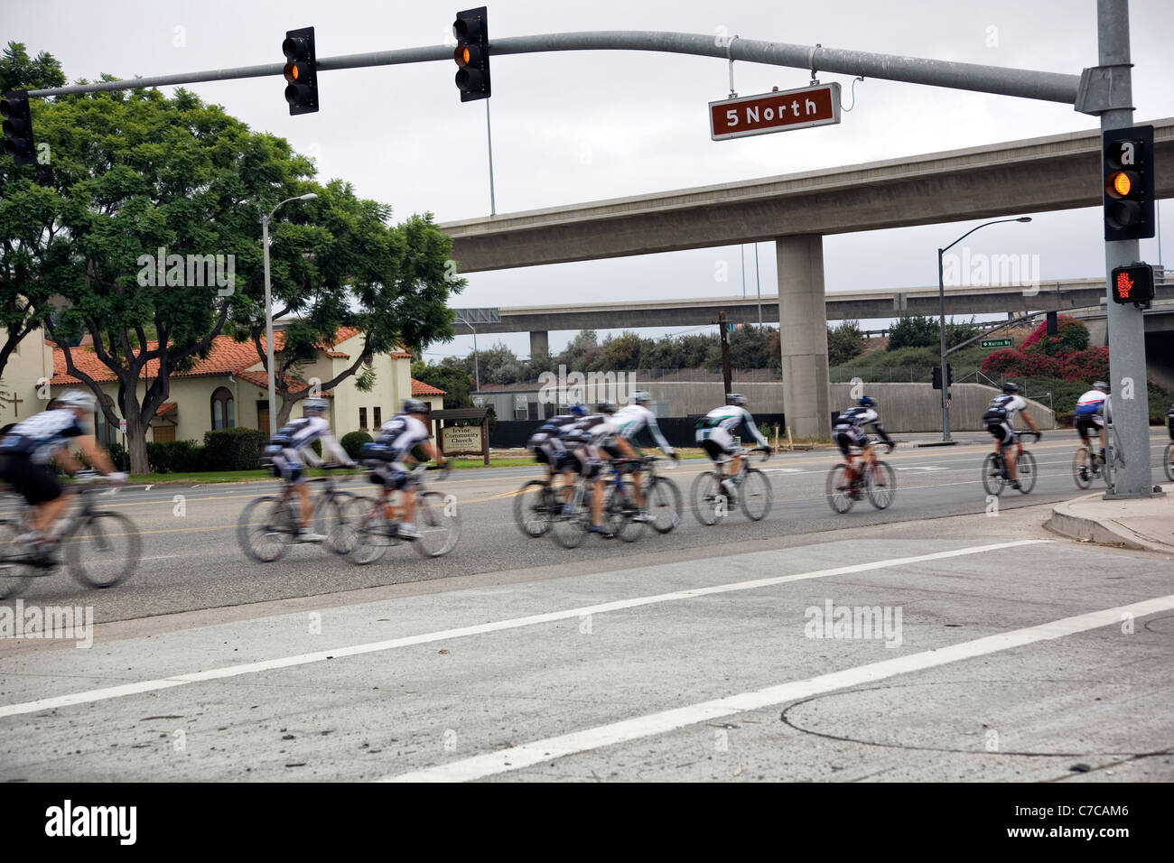Les cyclistes de l'équipe passé flou sur le sable, avenue Canyon à Irvine en Californie Banque D'Images