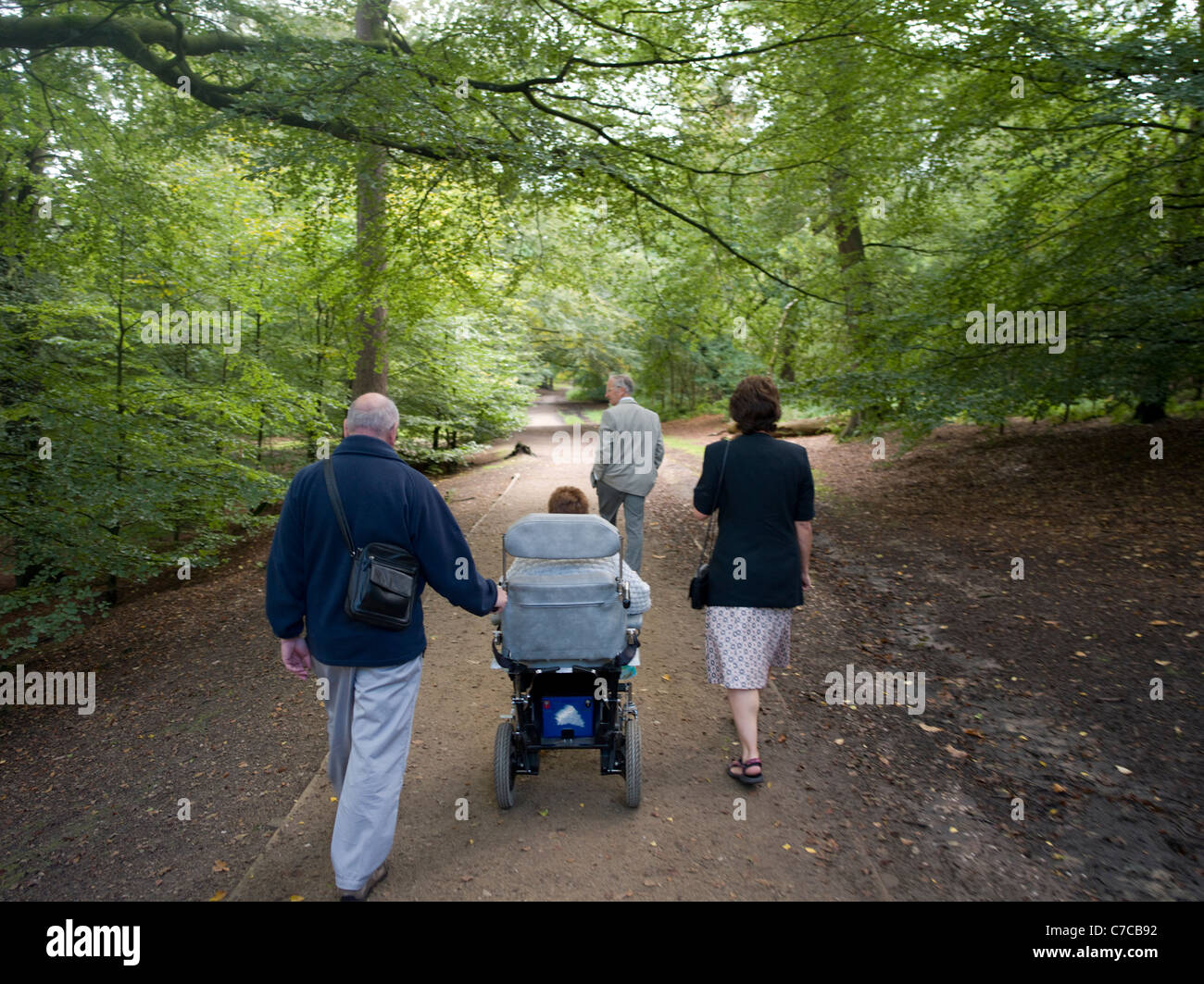 Le groupe à explorer des sentiers accessibles en fauteuil roulant autour de Alderly Edge, Cheshire (Angleterre) Greater Manchester, Royaume-Uni Banque D'Images