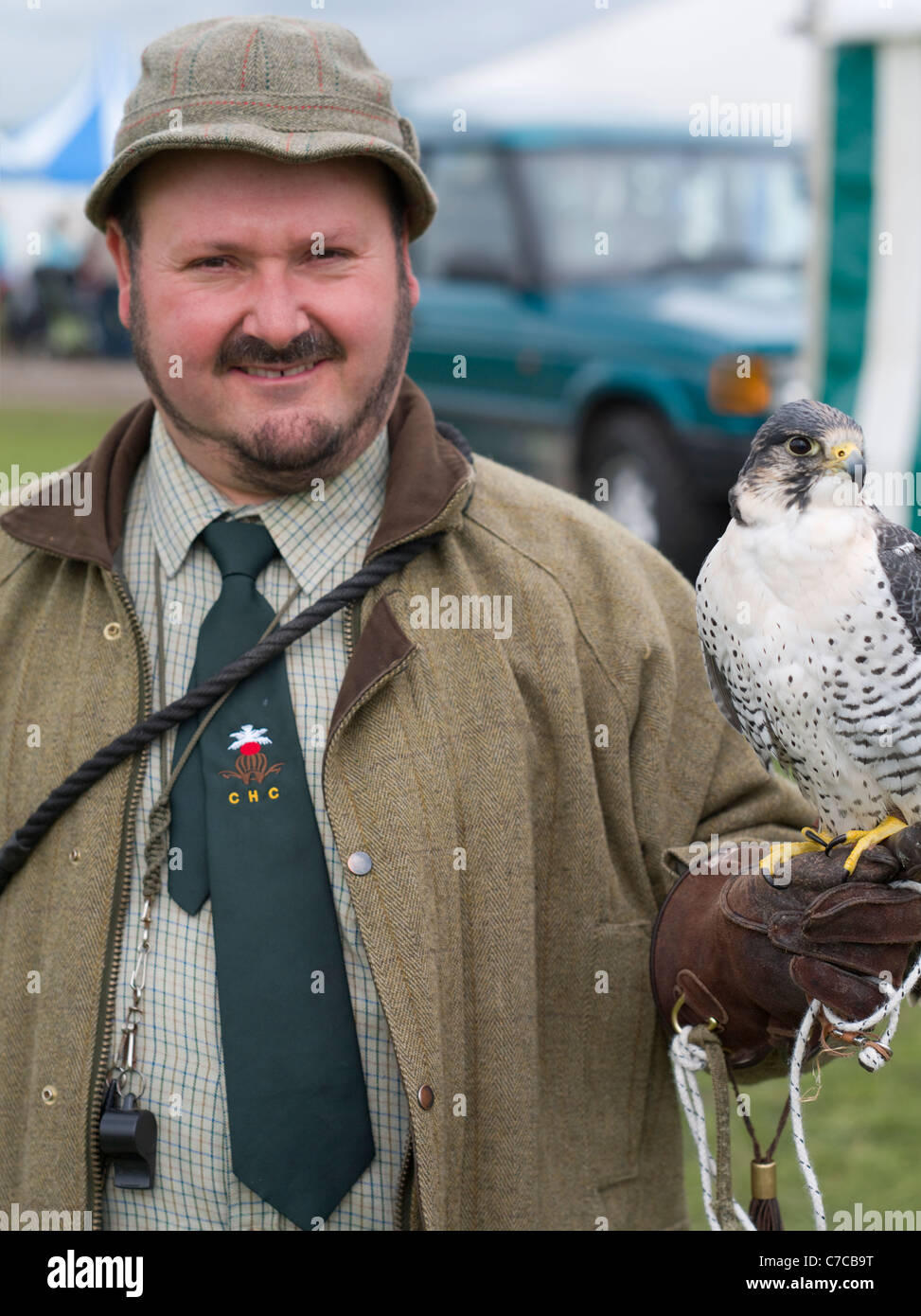 Jeu de Cheshire & Country Fair - La fauconnerie Falconer : RICHARD NEWTON Bird : White Gyr Falcon x hybride Faucon pèlerin Banque D'Images