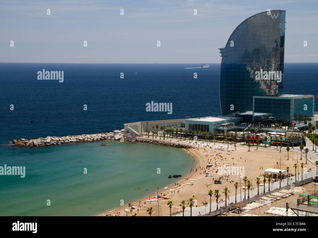 Plage de Sant Sebastià à Barcelone, et le W Barcelona hotel. Banque D'Images