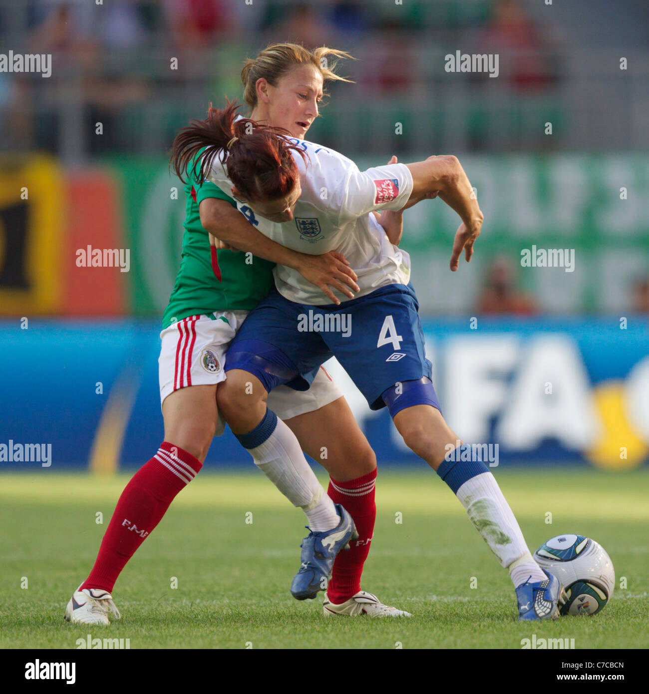 Dinora Garza du Mexique (l) batailles contre Jill Scott de l'Angleterre (r) au cours d'une Coupe du Monde féminine de la fifa match du groupe B le 27 juin 2011 Banque D'Images