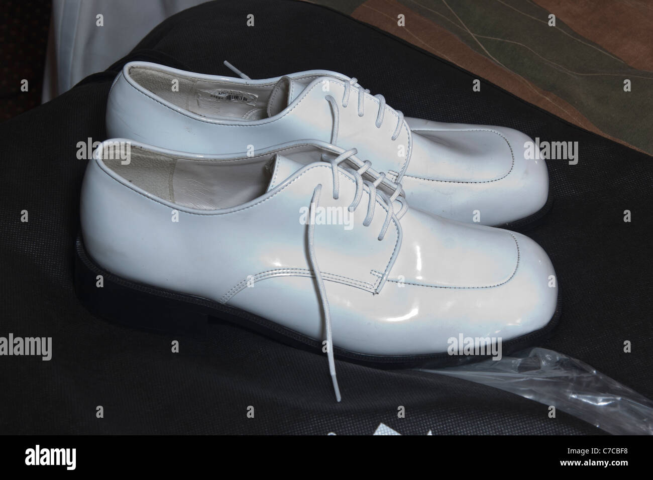 Le marié enfile ses chaussures avant le mariage aux États-Unis horizontal haute résolution Banque D'Images