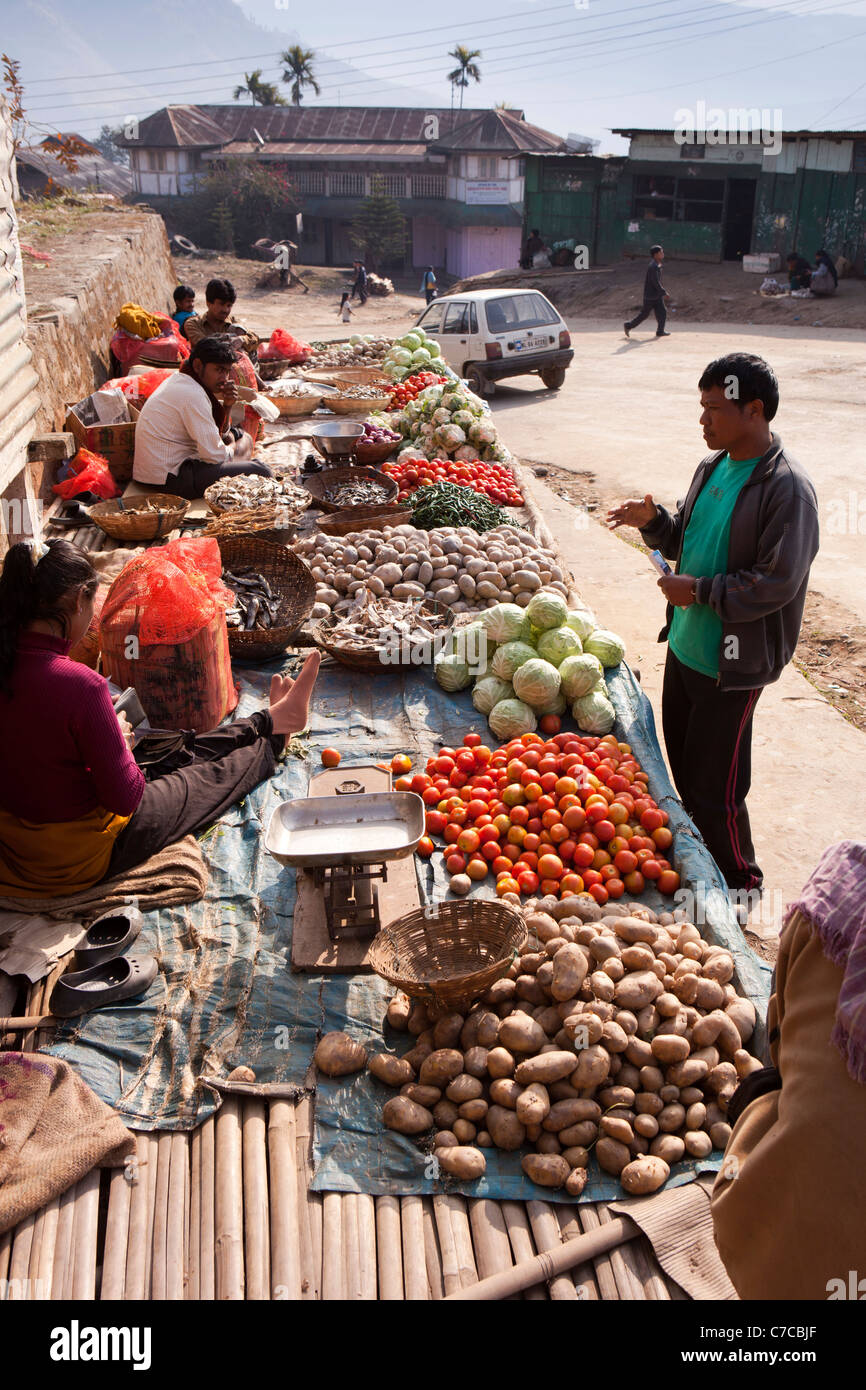 L'Inde, Nagaland, Mon, matin, frais du marché des légumes cultivés pour la vente sur les étals de bord de route Banque D'Images