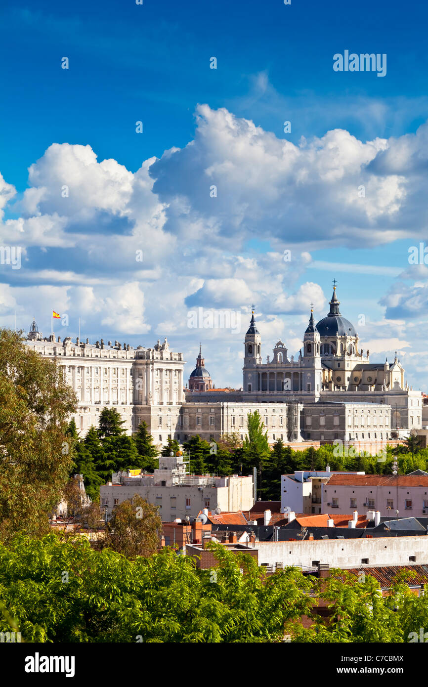 La Cathédrale de l'Almudena et le Palais Royal de Madrid, Espagne. Beau ciel bleu avec des nuages. Banque D'Images