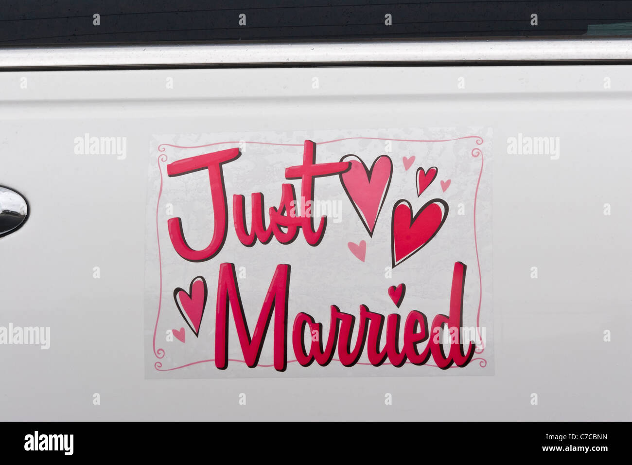 Une voiture blanche de mariage décorant une limousine blanche avec des autocollants amovibles Just Married en Ohio USA US horizontal haute résolution Banque D'Images