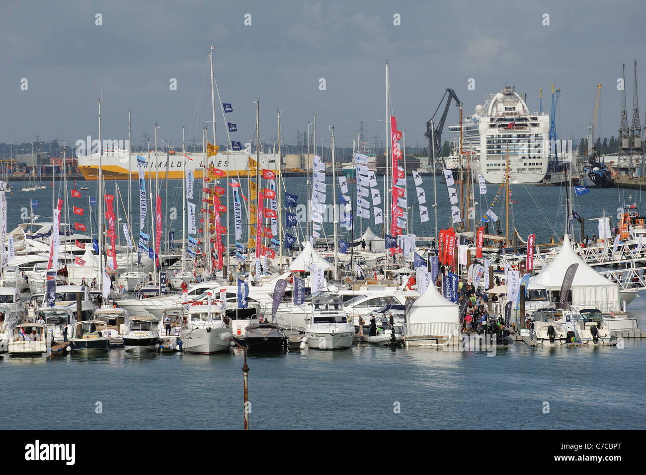 Southampton Boat Show 2011 pontons flottants forment une marina offrant 2kms de l'amarrage pour bateaux exposants à Southampton UK Banque D'Images