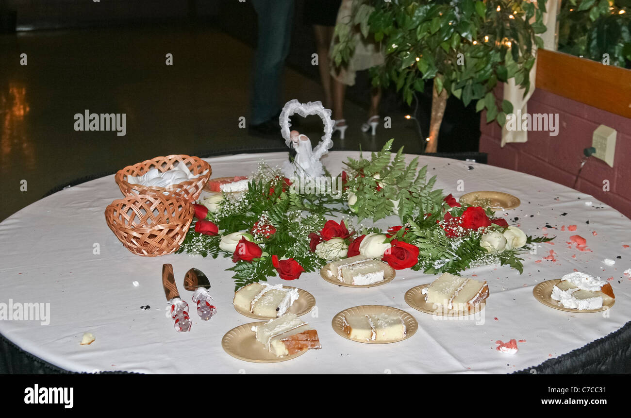 Couteau Grave De Gateau De Marage Et Le Serveur