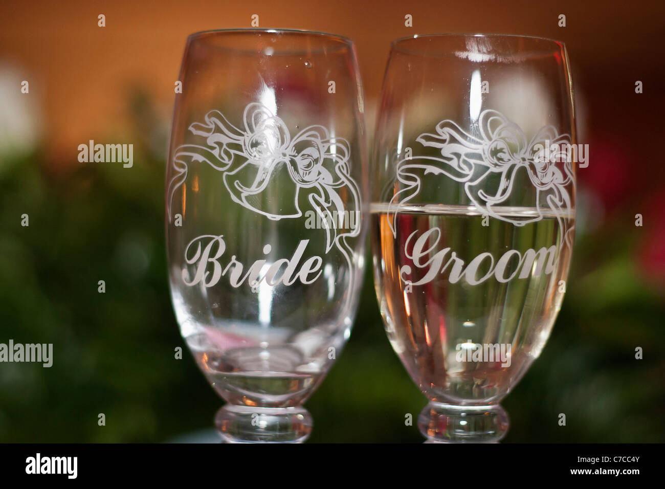 Gros plan de deux verres avec des signes Groom et logos de mariée pendant la réception de mariage flou fond dans Ohio USA US horizontal haute résolution Banque D'Images