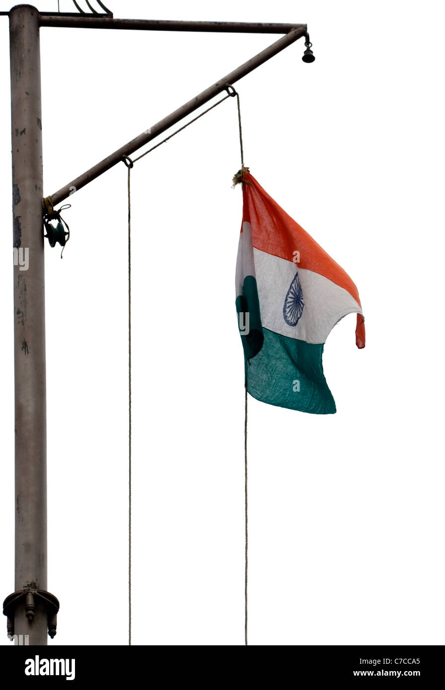De brandir le drapeau national indien dans vent monté sur un personnel Banque D'Images