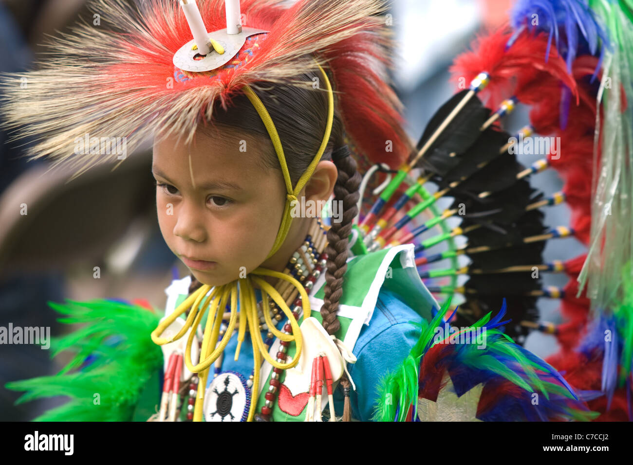 London, Canada - le 17 septembre 2011 : A First Nations Canadian portant des vêtements traditionnels participe à un Pow-wow dance durin Banque D'Images