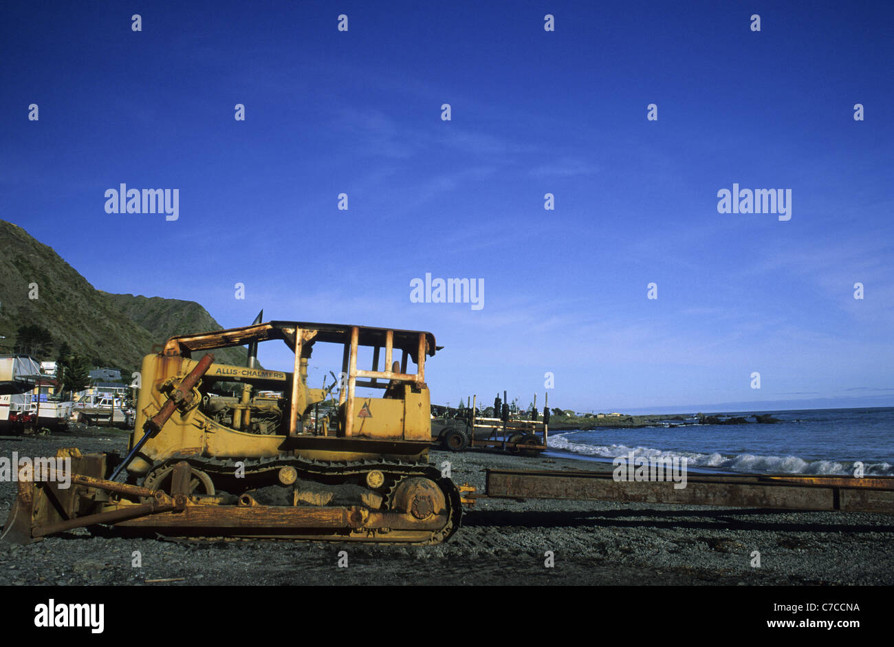 Vieux bulldozer sur la plage de ngawi, Nouvelle-Zélande Banque D'Images