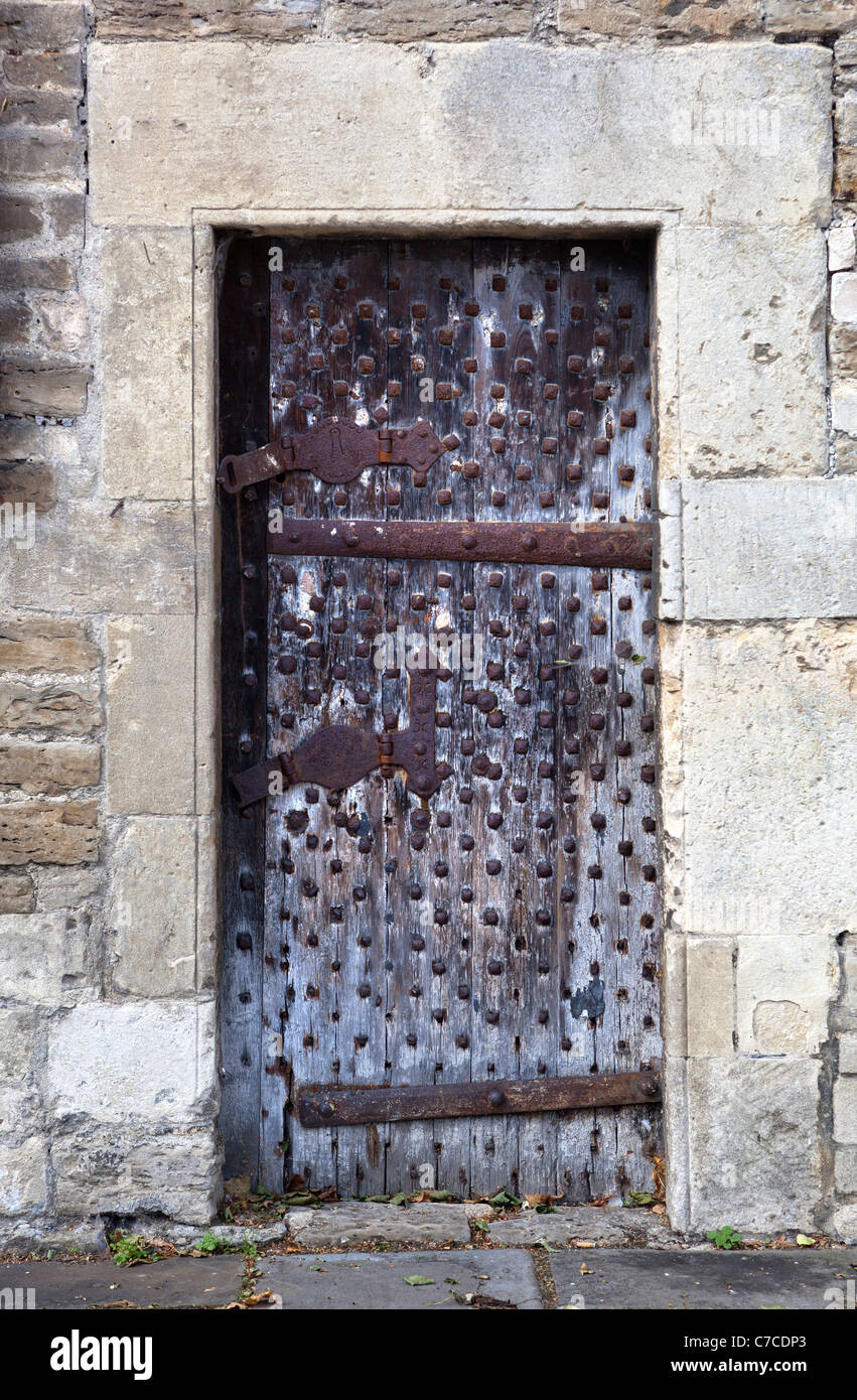 Porte de la Chambre et de verrouiller la porte à l'entrée des prisons à l'abbaye de Malmesbury Banque D'Images