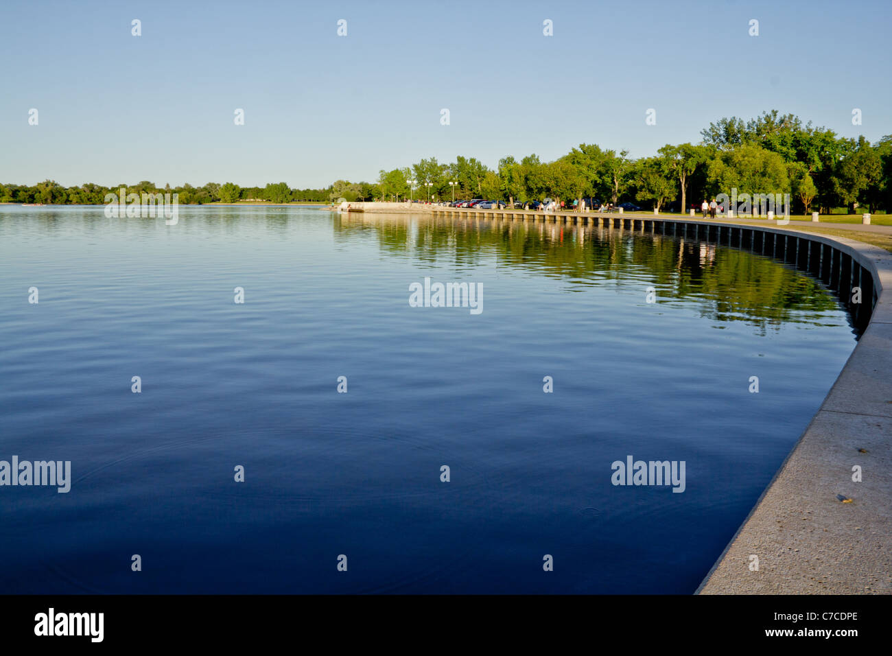 Le mur de béton rives du lac Wascana de Regina, Saskatchewan - Canada Banque D'Images