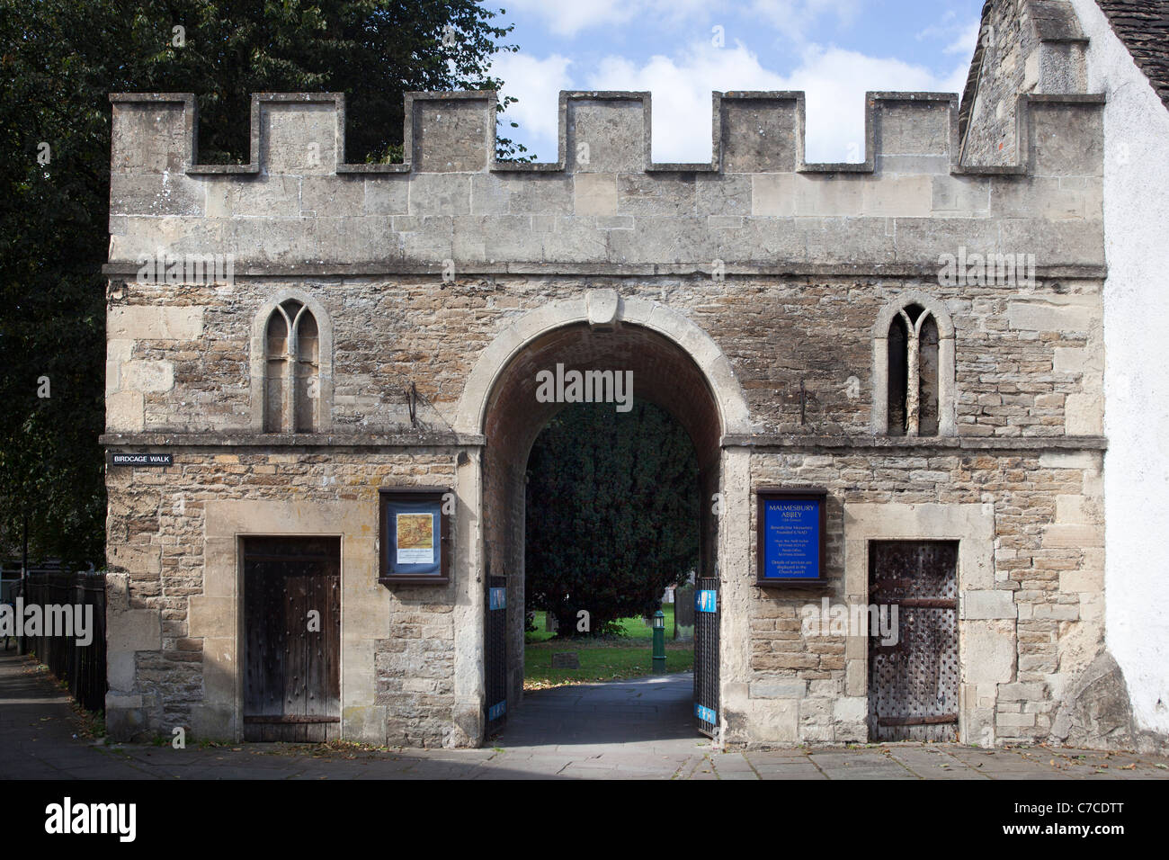 Gate House et verrouiller la porte de prison à Tolsey entrée à l'abbaye de Malmesbury Banque D'Images