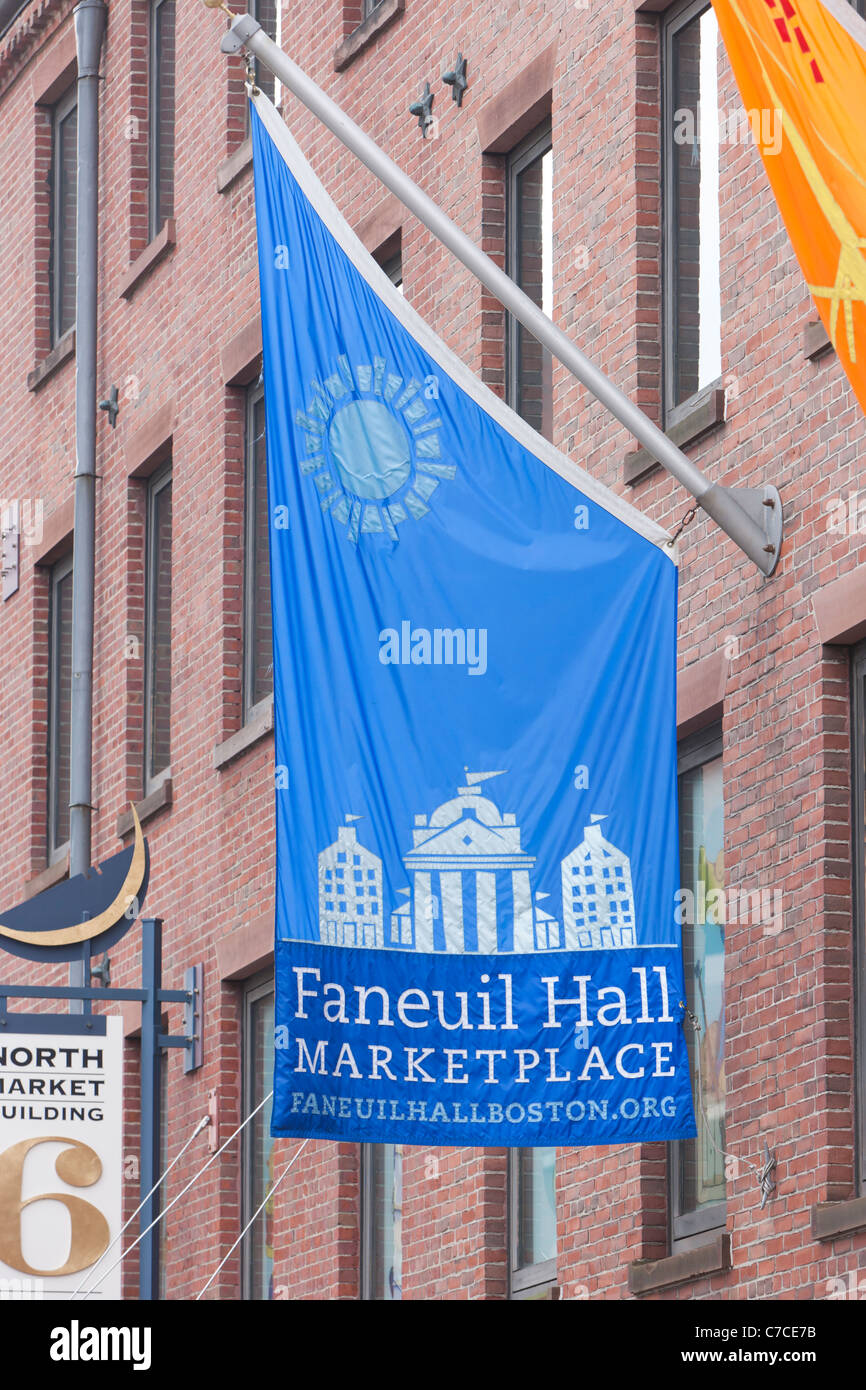 Une bannière à l'extérieur de Faneuil Hall Marketplace à Boston, Massachusetts. Banque D'Images