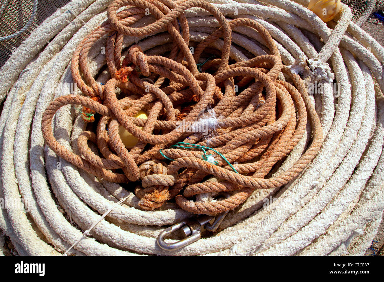 De cordes en articles de pêche port méditerranéen Banque D'Images