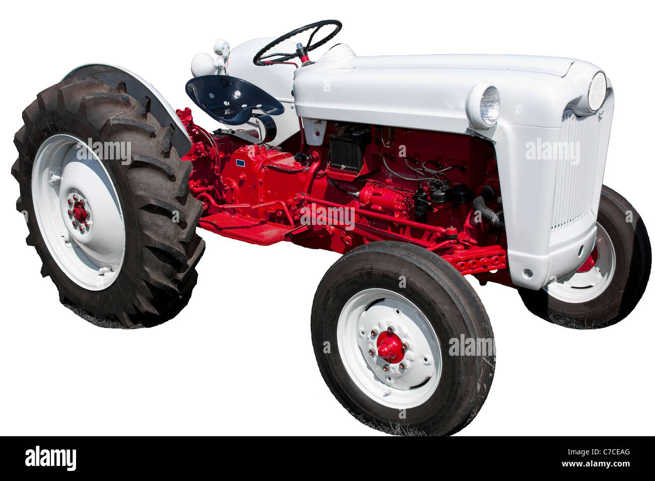 Vintage tracteur rouge et blanc isolated on White Banque D'Images