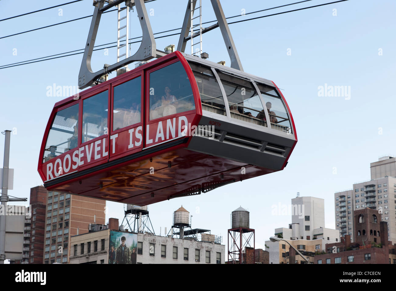 Le Roosevelt Island Tram s'approche de la gare de Manhattan à New York City. Banque D'Images