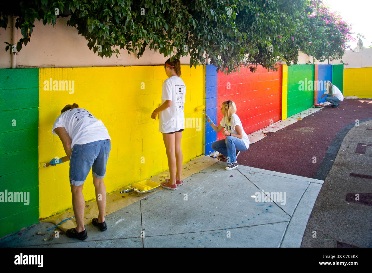 Décorations peinture bénévoles dans une ville de jeux au cours d'un programme d'embellissement de la collectivité à Santa Ana, CA. Banque D'Images