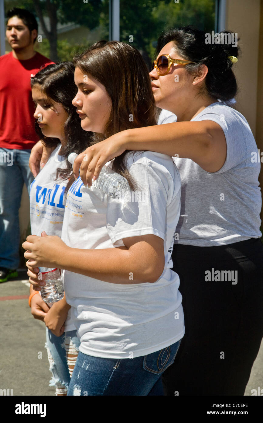 En deuil prier sur le 10e anniversaire du 11 septembre lors d'un événement d'embellissement communautaire bénévole à Santa Ana, CA. Banque D'Images