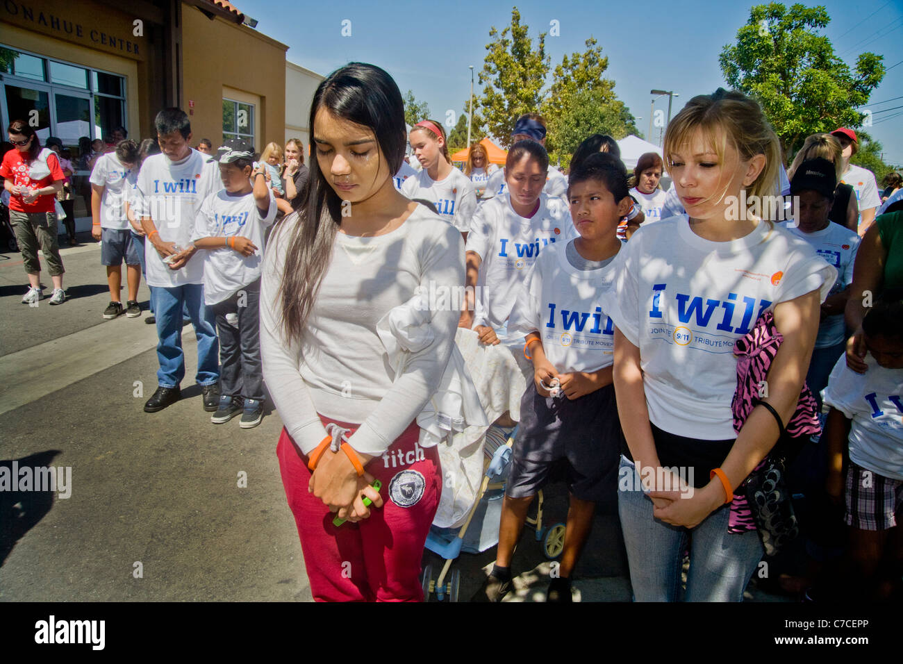 En deuil prier sur le 10e anniversaire du 11 septembre lors d'un événement d'embellissement communautaire bénévole à Santa Ana, CA. Banque D'Images