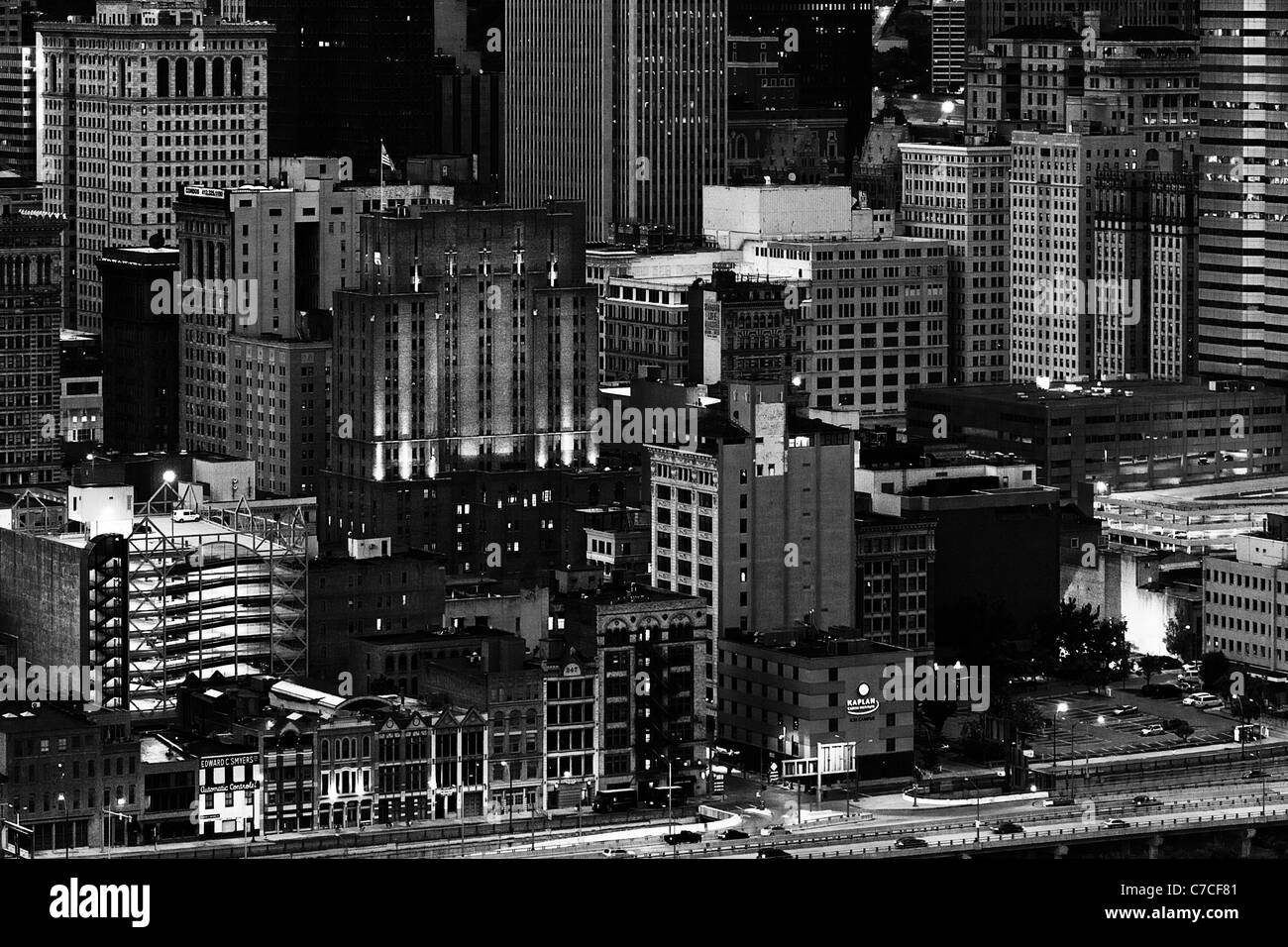 Un drapeau des vagues de plus le centre-ville de Pittsburgh, Pennsylvanie, vu depuis le mont Washington au crépuscule. Banque D'Images