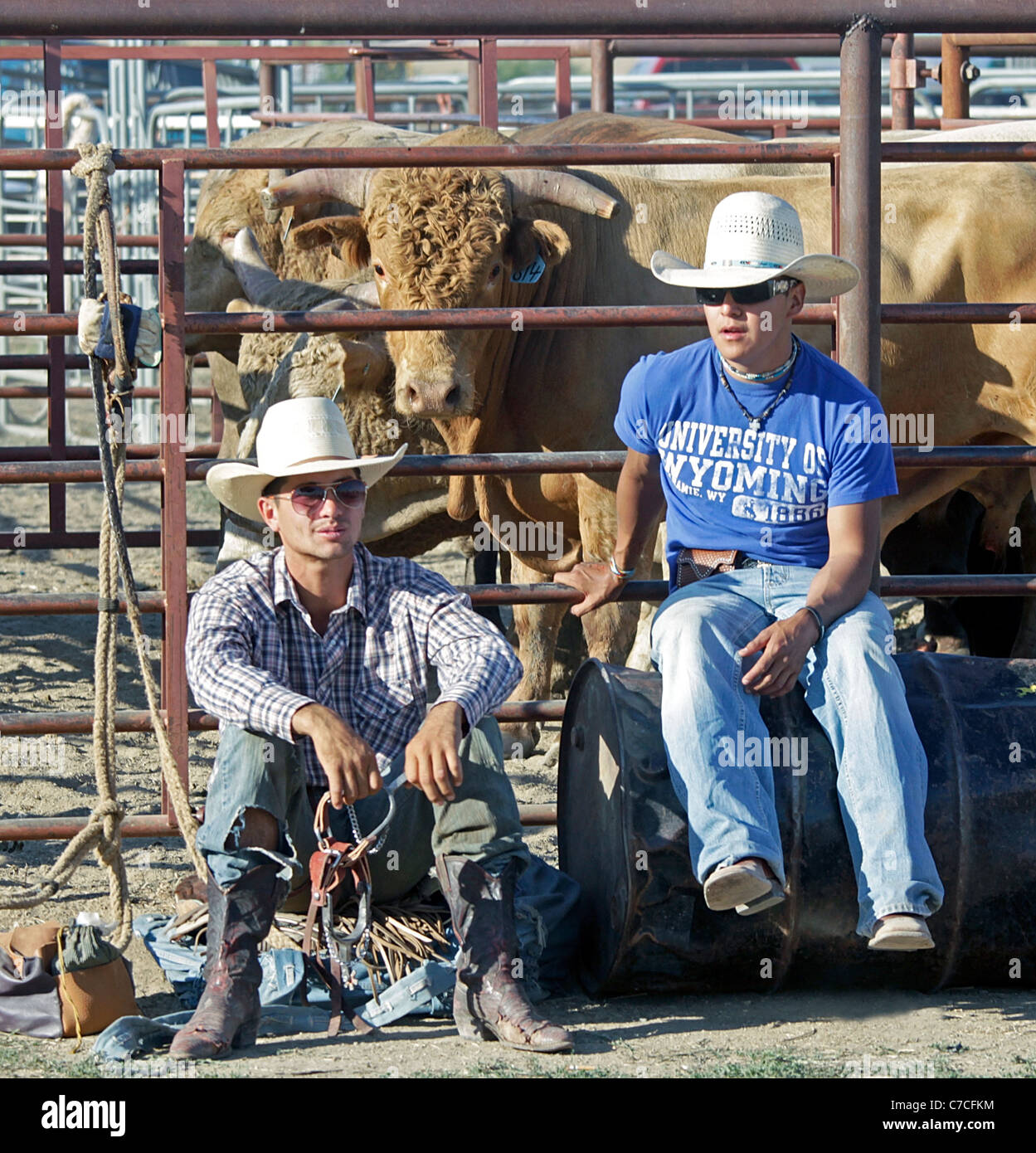 Concurrents dans le cas de la monte de taureau rodeo qui a lieu chaque année au cours de la Crow juste ayant lieu au Crow Agency, Montana. Banque D'Images