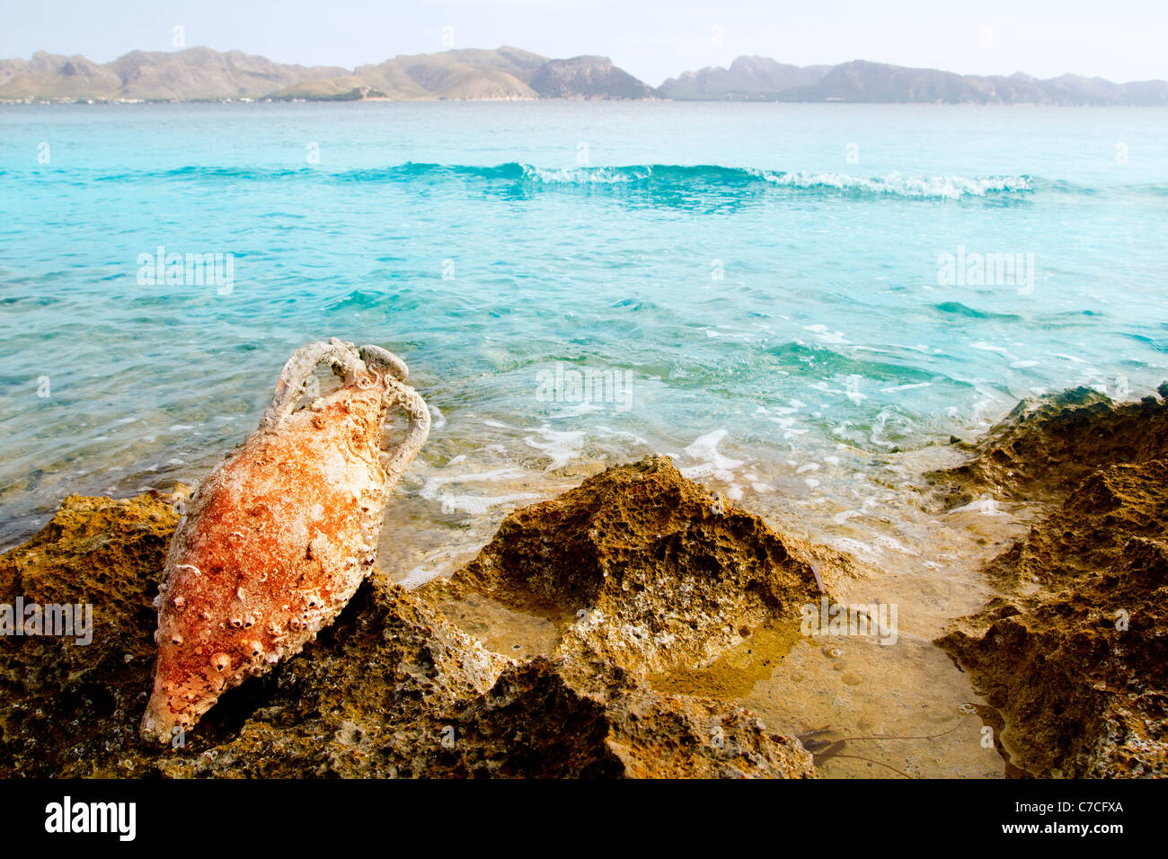 Poterie argile romaine amphore avec l'encrassement dans la plage de Acudia Barcares à Mallorca Banque D'Images