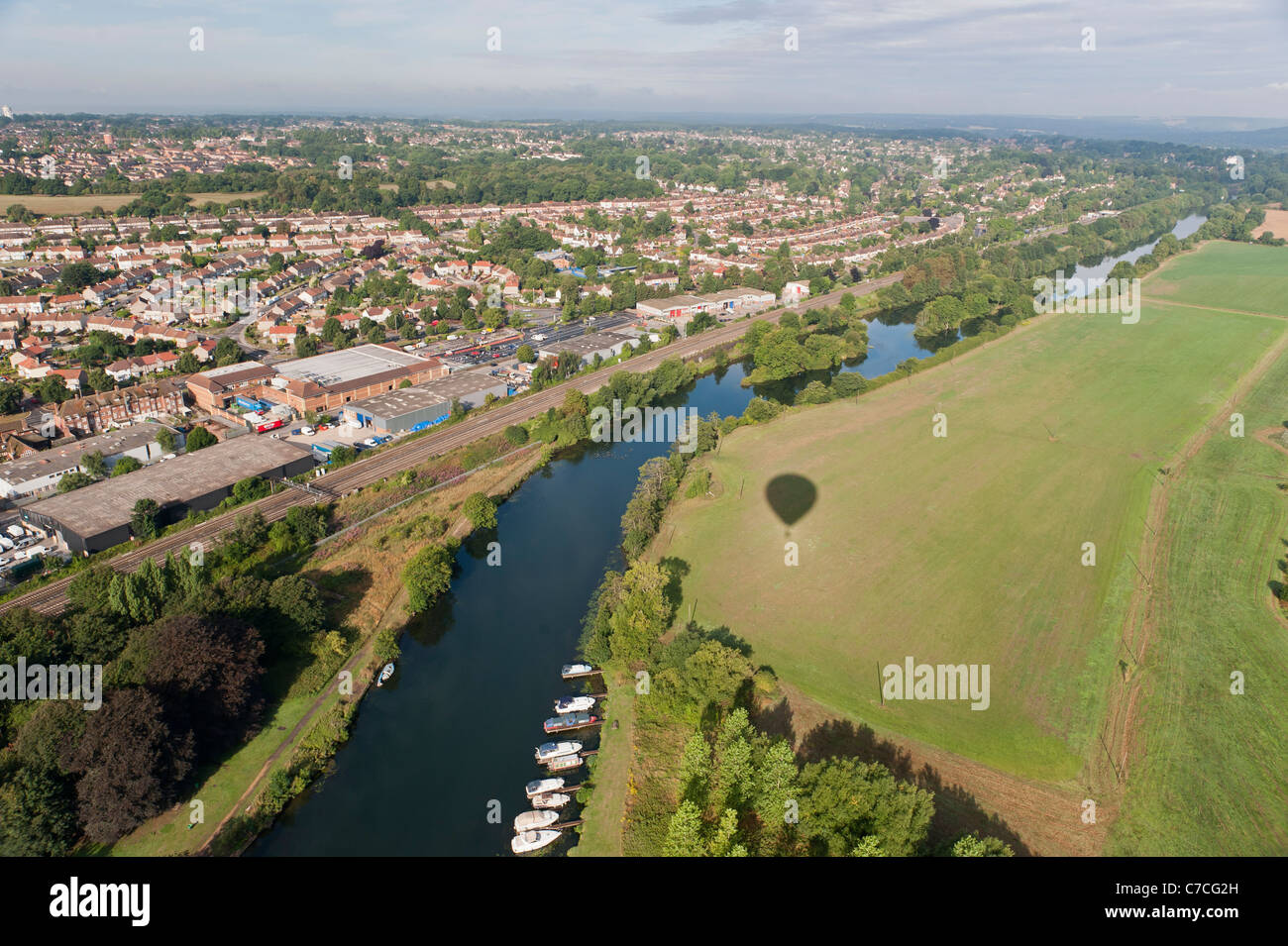 Vue aérienne de la Tamise près de Reading, Berkshire, Royaume-Uni, et l'ombre du ballon en raison de la ligne de chemin de fer Banque D'Images