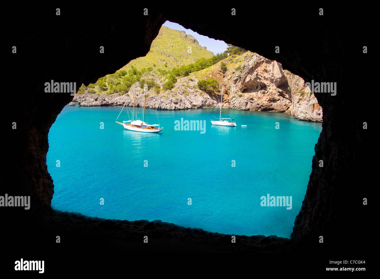 Escorca Sacalobra beach vue depuis la fenêtre de cave avec ancre bateaux à Majorque Banque D'Images