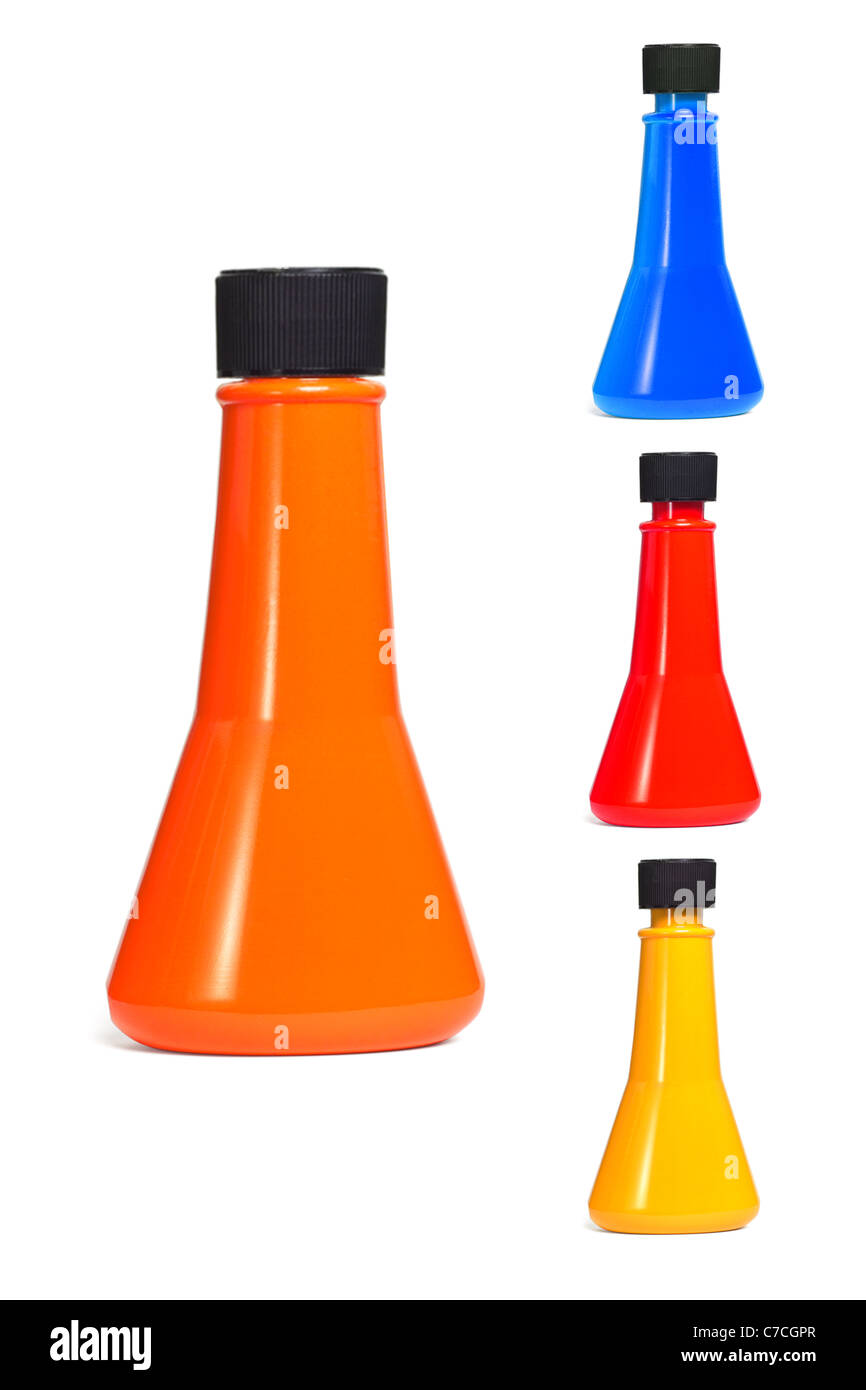 Conteneurs en plastique multicolore en forme d'entonnoir sur fond blanc Banque D'Images