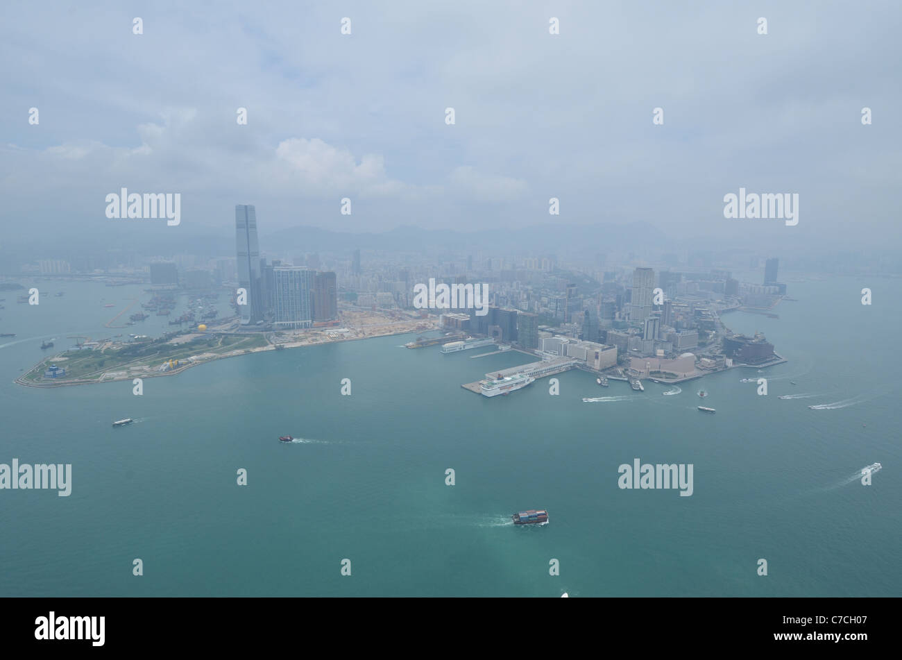 En raison du smog et de la pollution, une vague vue aérienne de Kowloon depuis le toit de l'IFC2. Banque D'Images