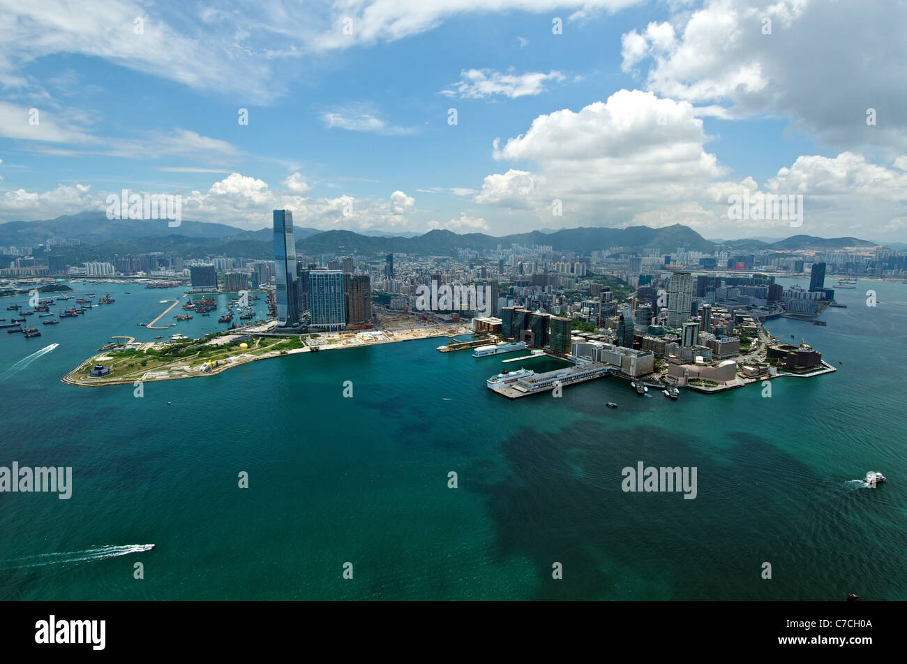 Vue de West Kowloon, l'International Commerce Centre (ICC), et Tsim Sha Tsui depuis le toit de l'IFC 2, dans le centre de Hong Kong. Banque D'Images