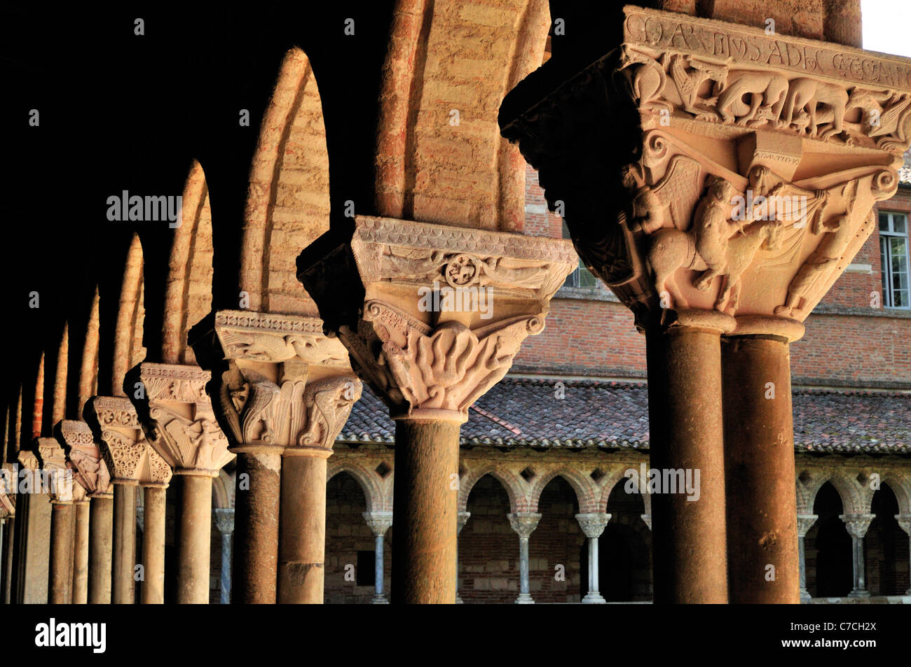 France, St.James Way : chapiteaux romans dans le cloître de l'Abbaye Saint-Pierre de Moissac Banque D'Images