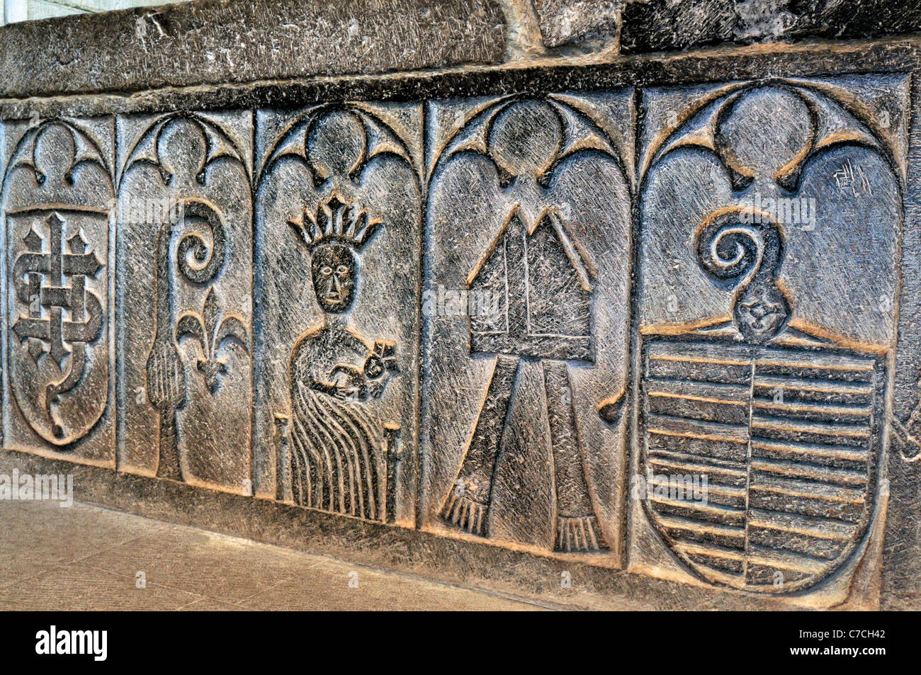 L'Espagne, Saint James Way : reliefs en pierre de style roman sur un tombeau dans l'église La Collégiale de Roncevaux Banque D'Images