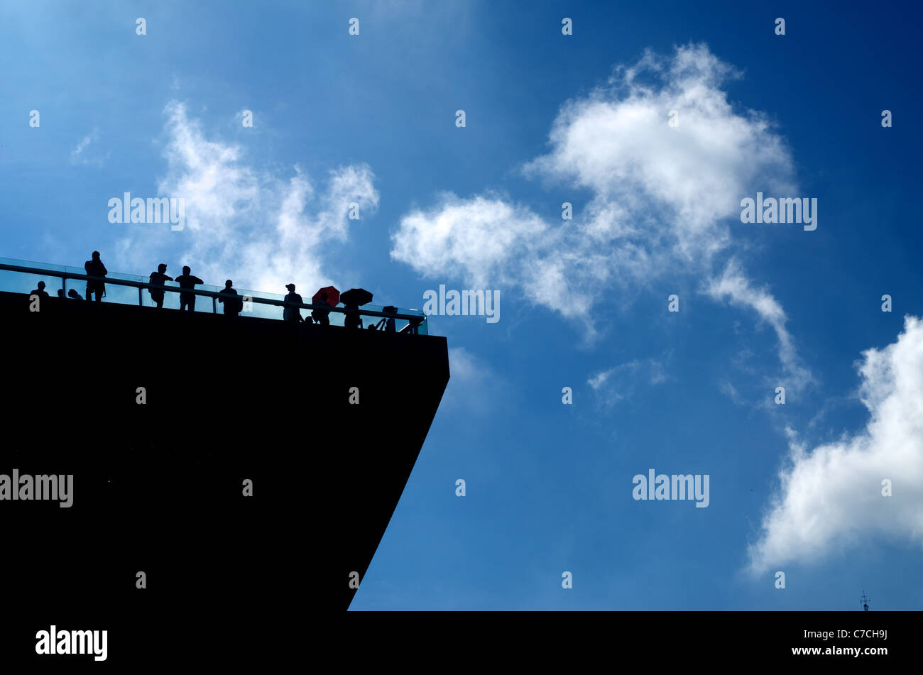 Les touristes en admirant la vue sur la terrasse Sky, une attraction sur le toit de la tour de pointe. Banque D'Images