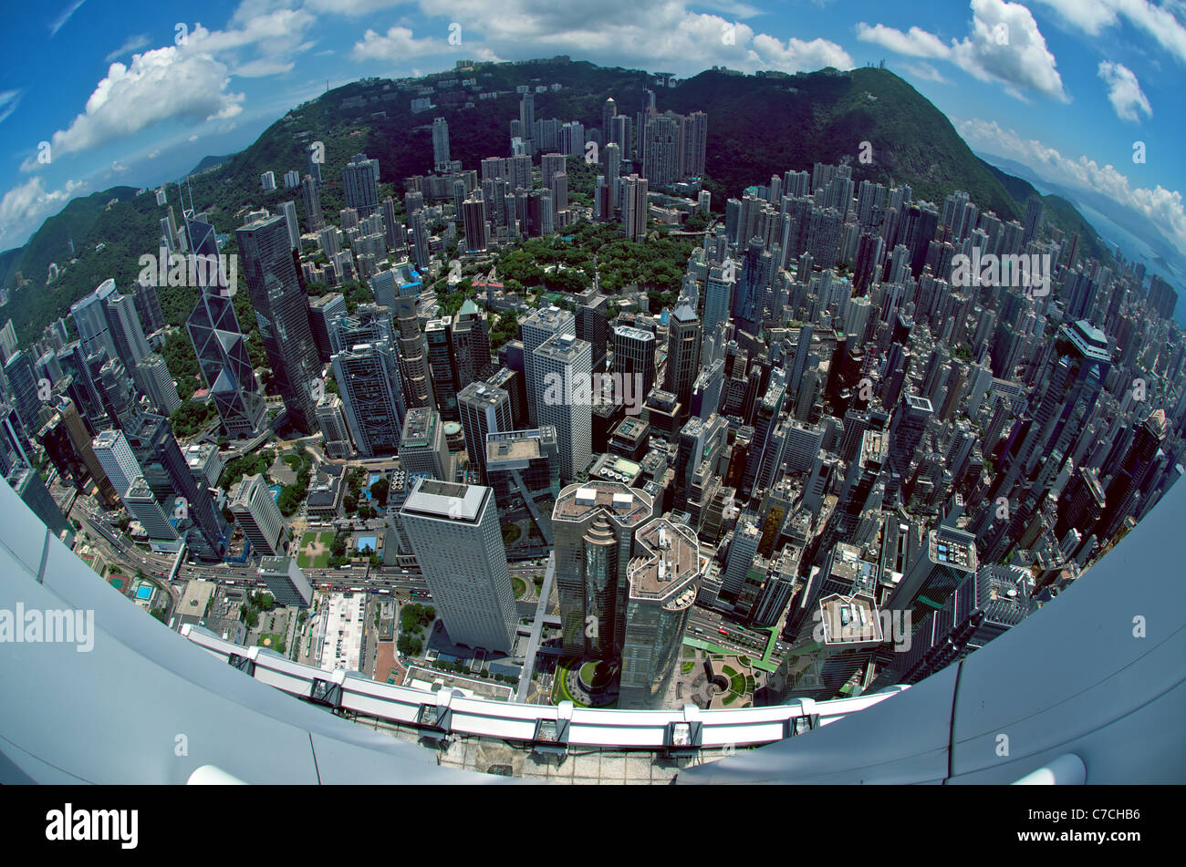 Fisheye Vue aérienne de centre de Hong Kong depuis le toit de l'IFC 2, y compris Exchange Square, Jardine House, siège de la HSBC. Banque D'Images