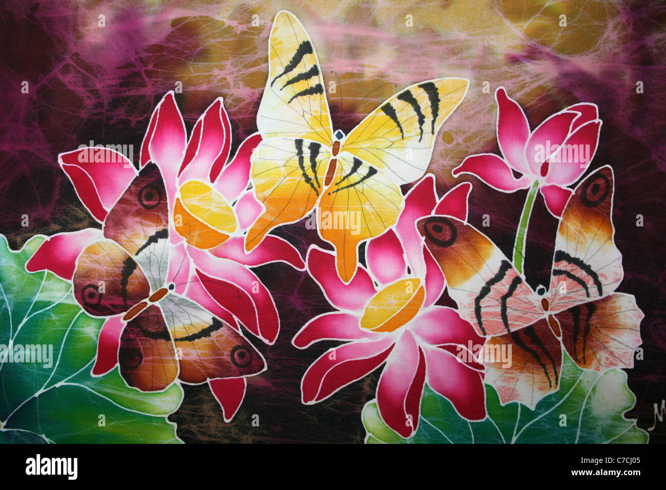 Papillons tropicaux sur un Batik malaisien Banque D'Images