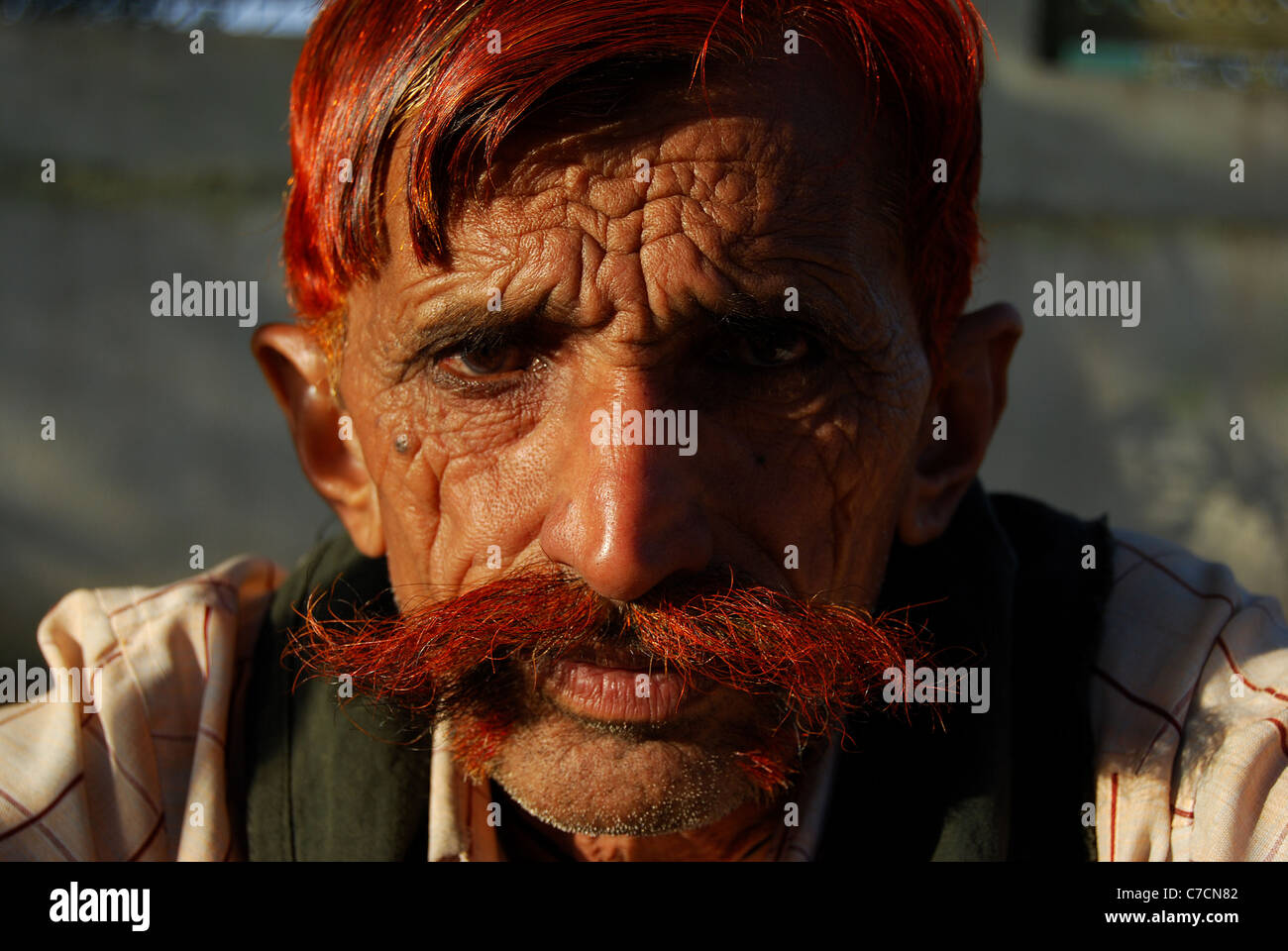 Un homme dont les cheveux et la moustache sont teints au henné ('mehndi' en hindi) (Inde) Banque D'Images