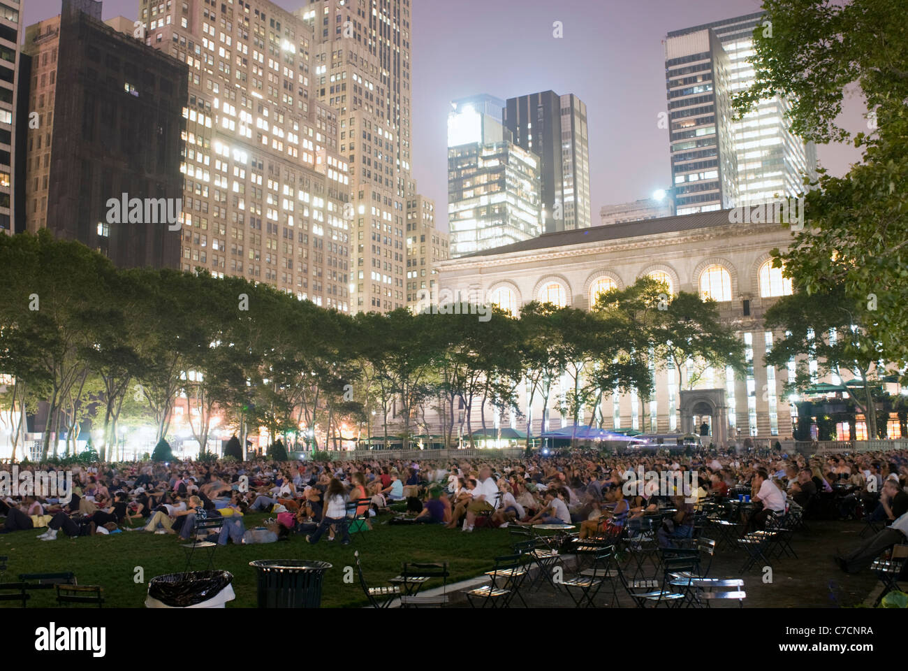 Bryant Park sur un film lundi soir, la ville de New York, NY. © Craig M. Eisenberg Banque D'Images