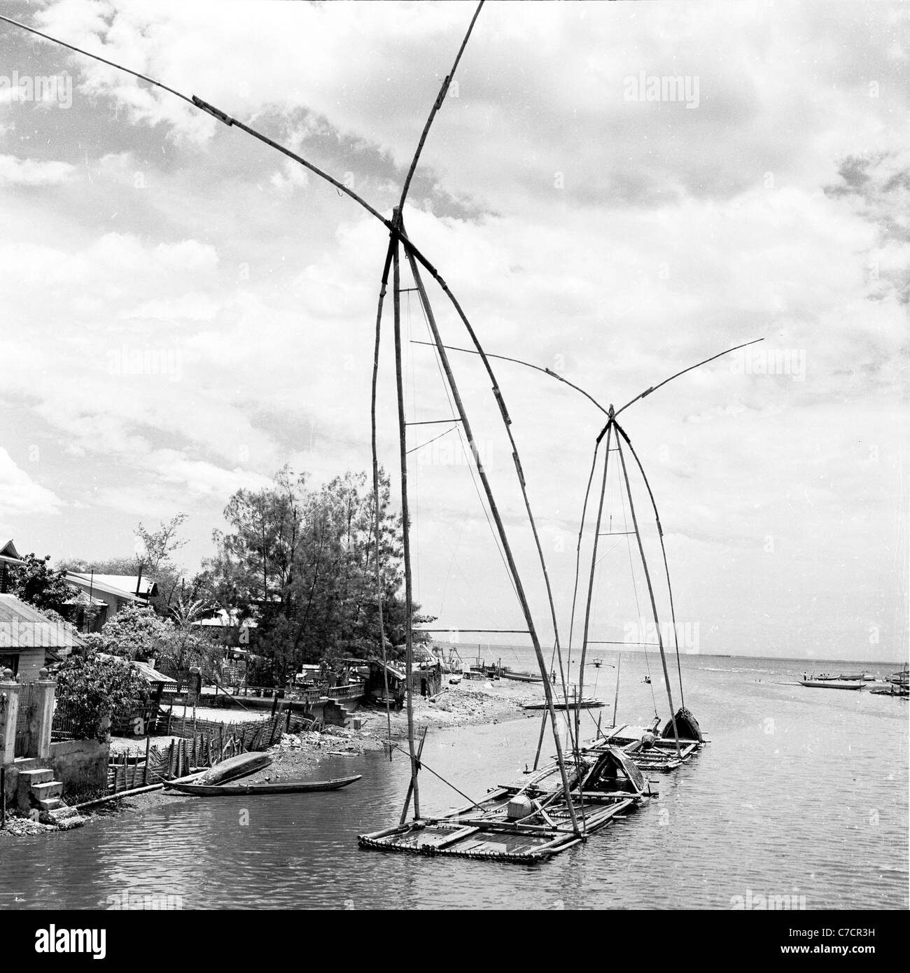 1950 historique. Bateau ou radeau locale thaïlandaise avec tempête sur l'abri de la rivière. Conception inhabituelle. Banque D'Images