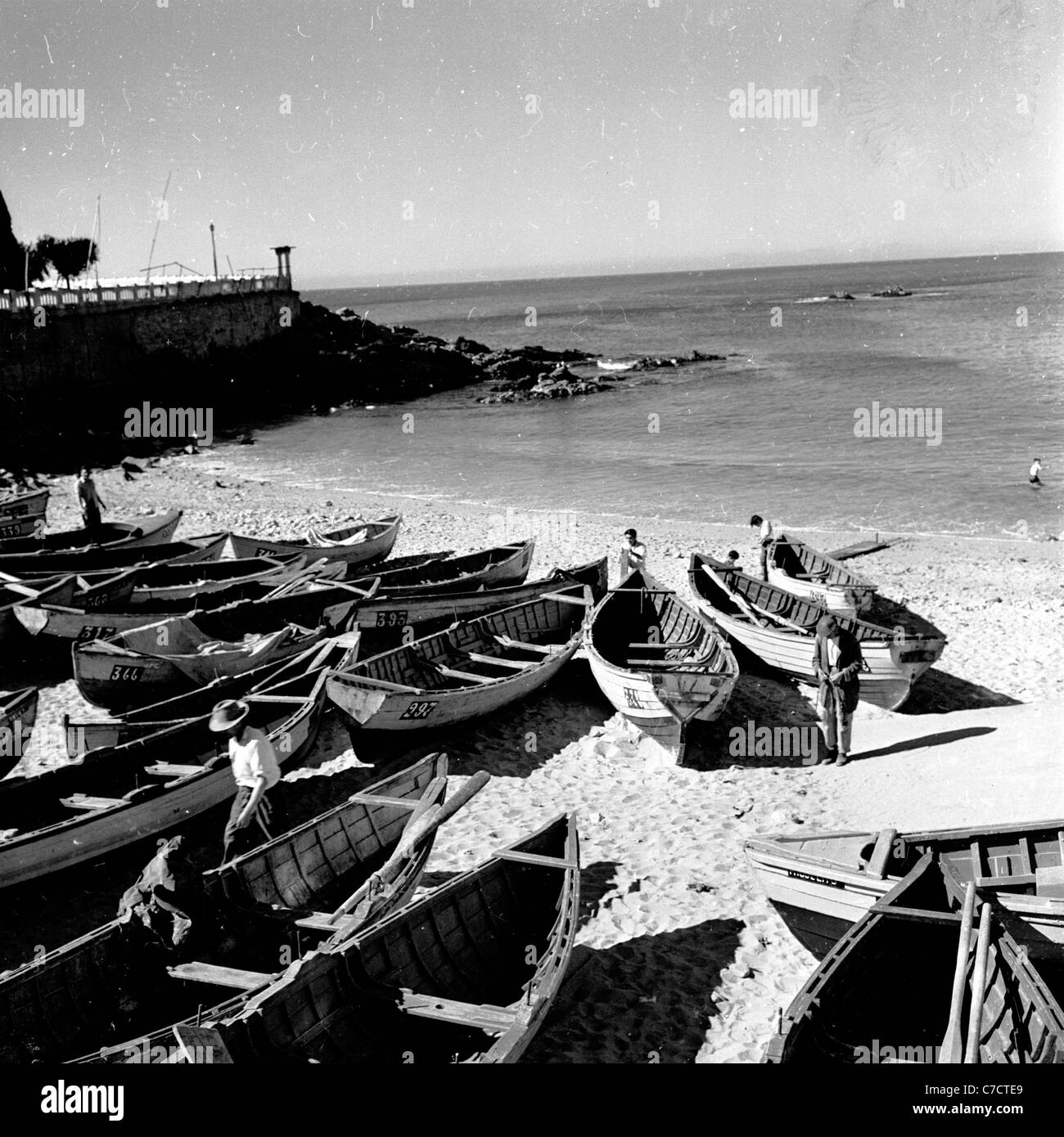 Le Chili. Une photo historique à partir de 1950 des bateaux de pêche amarrés sur une plage dans une station village au Chili. Banque D'Images