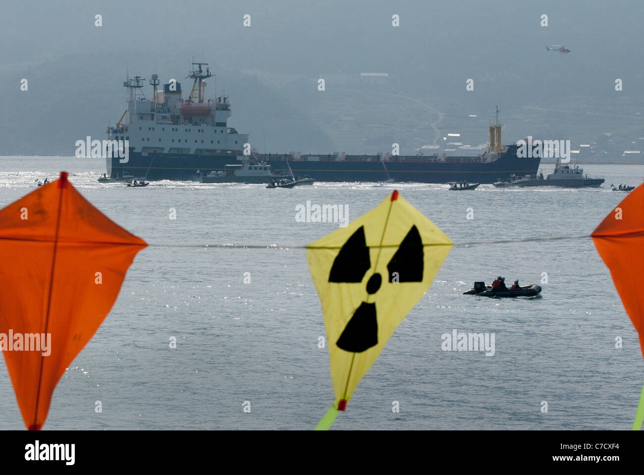 La BNFL navire 'Pacific Pintail' recueille de combustible MOX à partir de plutonium rejeté la centrale nucléaire de Takahama dans Uichiura Bay, au Japon. Banque D'Images