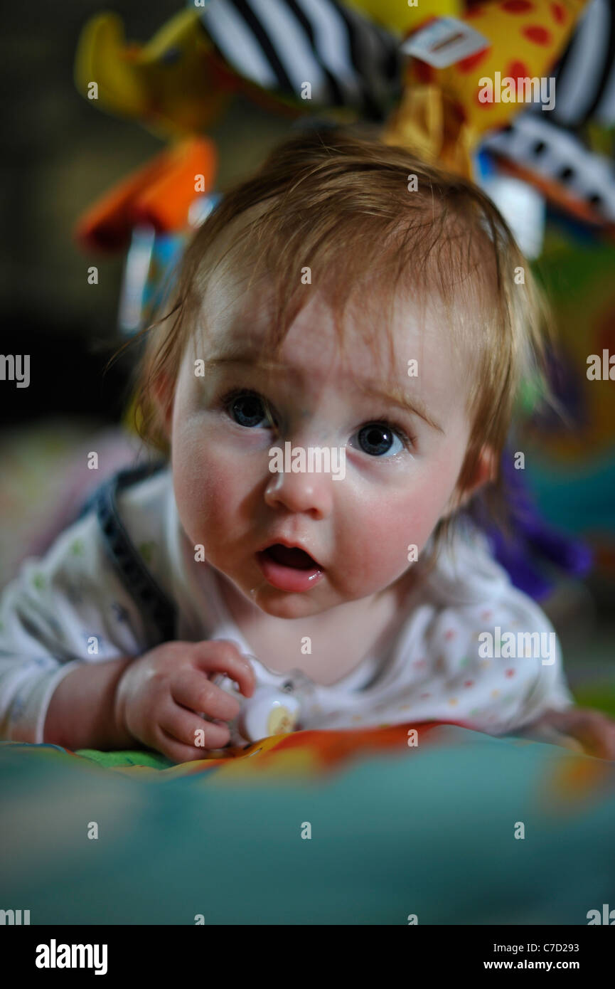 Heureux Smiley Mignon Bebe Jouant Avec Mannequin Sur Son Tapis De Jeu Photo Stock Alamy