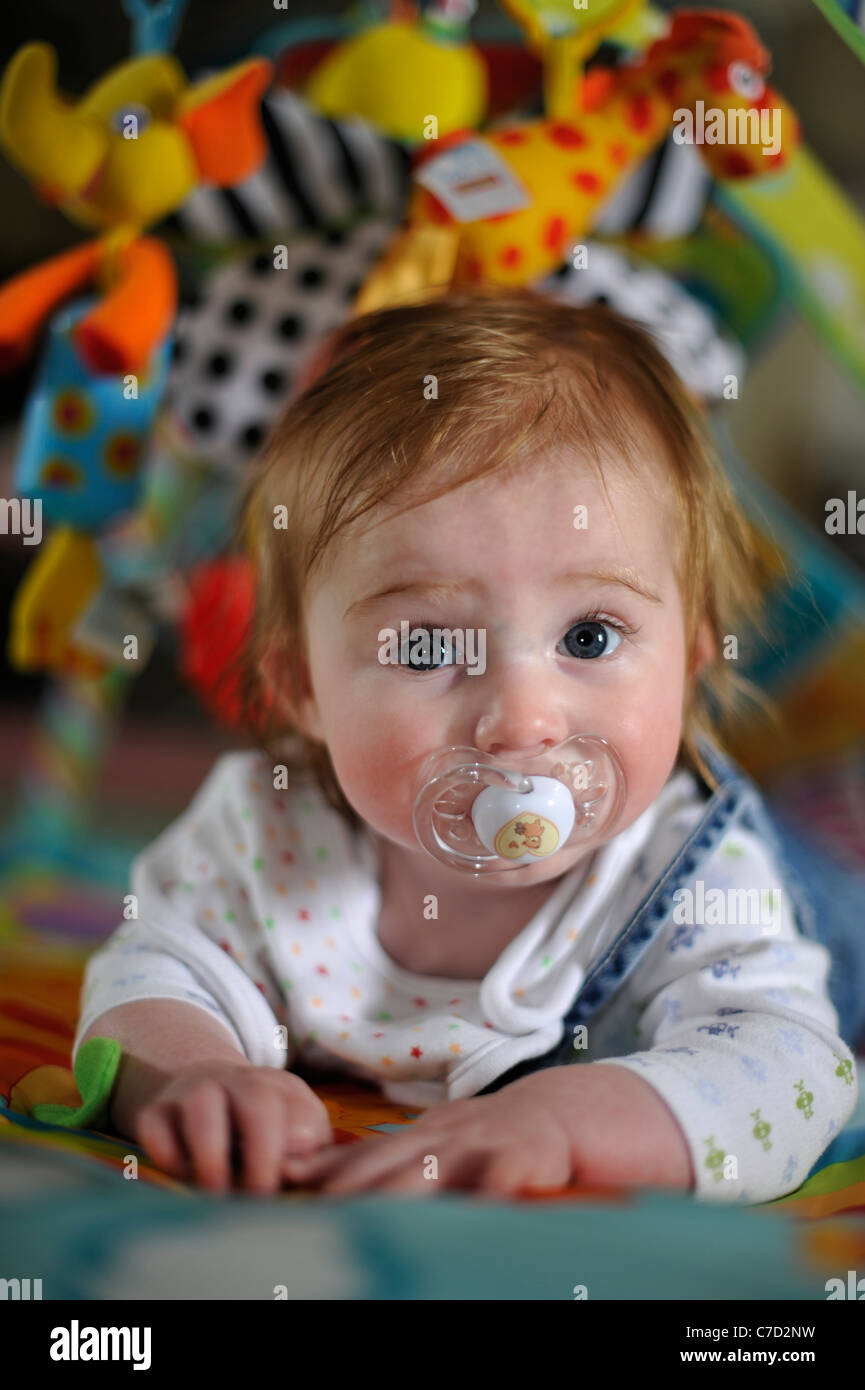Heureux Smiley Mignon Bebe Jouant Avec Mannequin Sur Son Tapis De Jeu Photo Stock Alamy