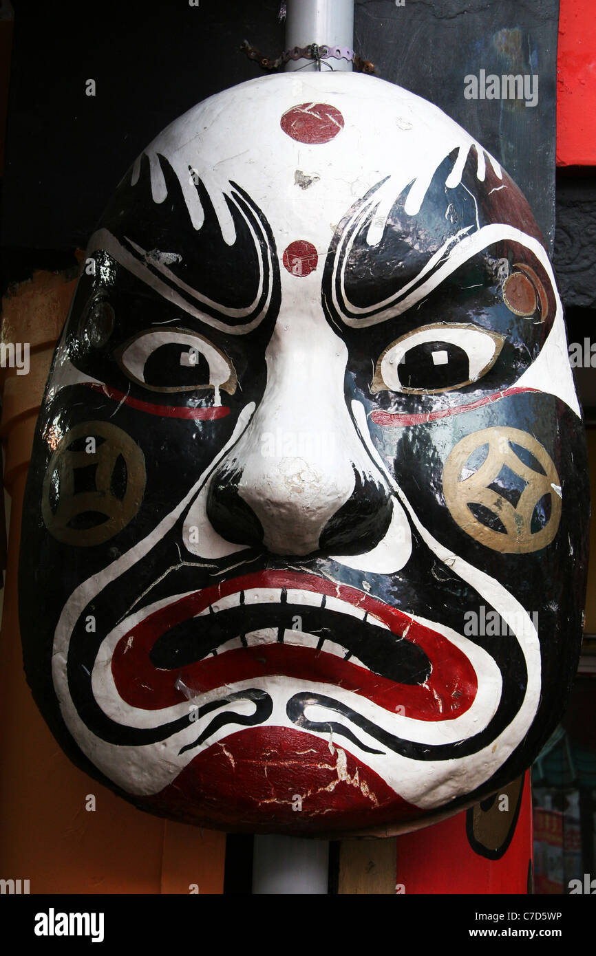 Un masque traditionnel chinois affichés à l'extérieur d'un théâtre dans le  quartier chinois de la ville de Singapour Photo Stock - Alamy