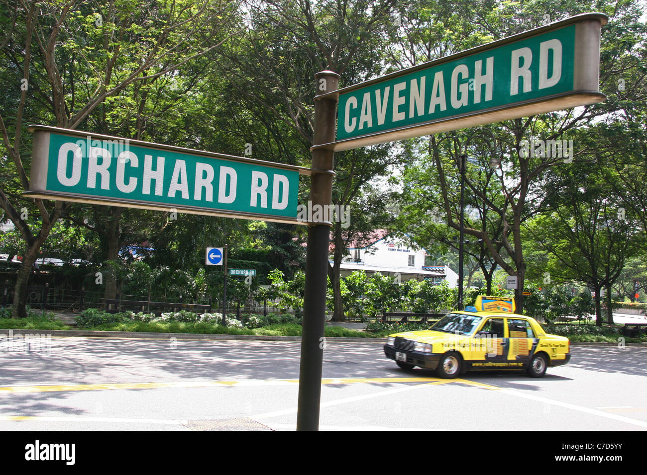 Un taxi conduit le long d'Orchard Road dans la ville de Singapour. Banque D'Images