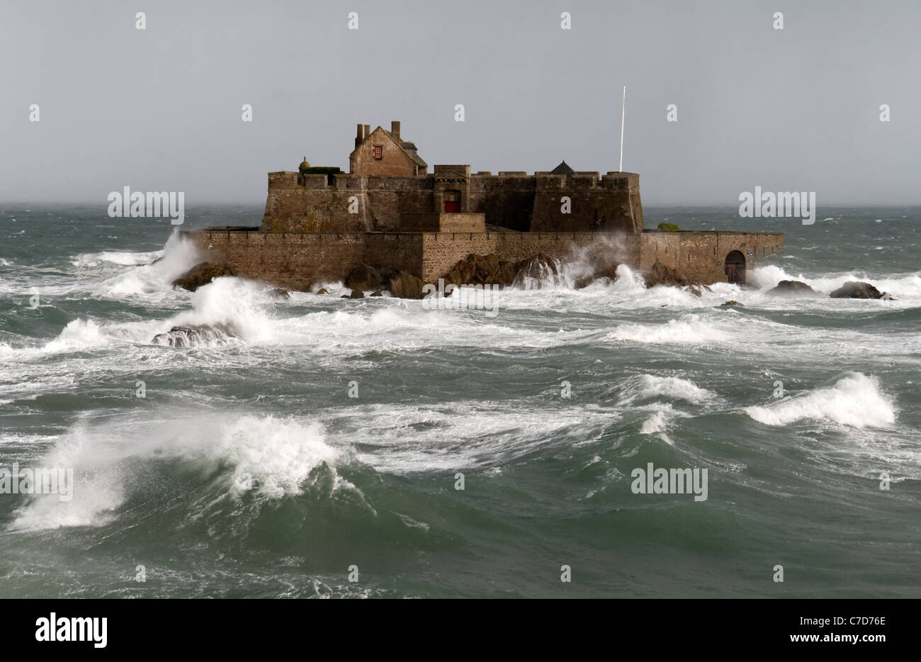 Tempête à St Malo, vagues puissantes avant du Fort National (Bretagne, France). Banque D'Images