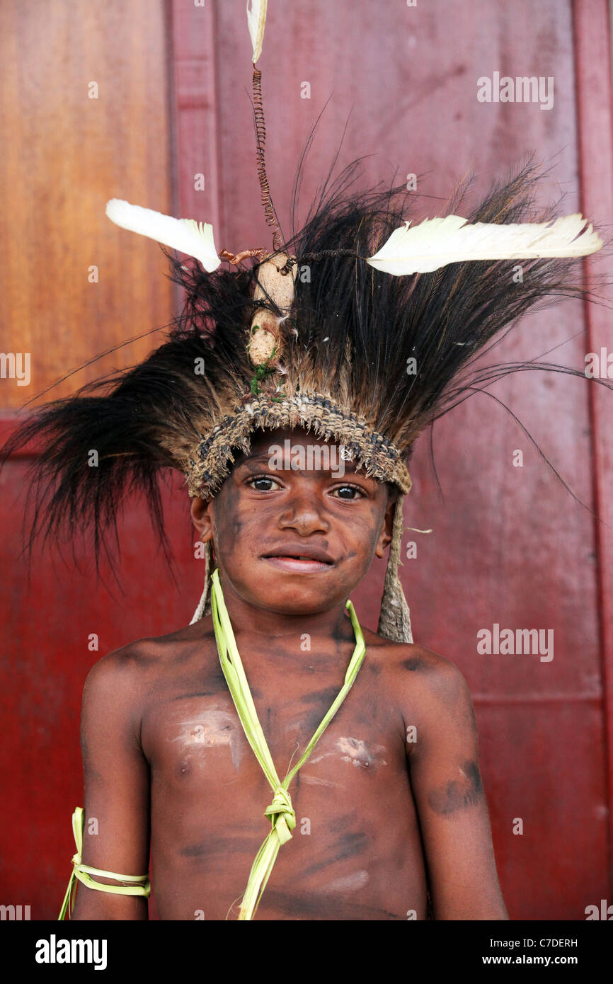 Jeune garçon tribal avec tête robe de plumes, Papouasie Nouvelle Guinée Banque D'Images