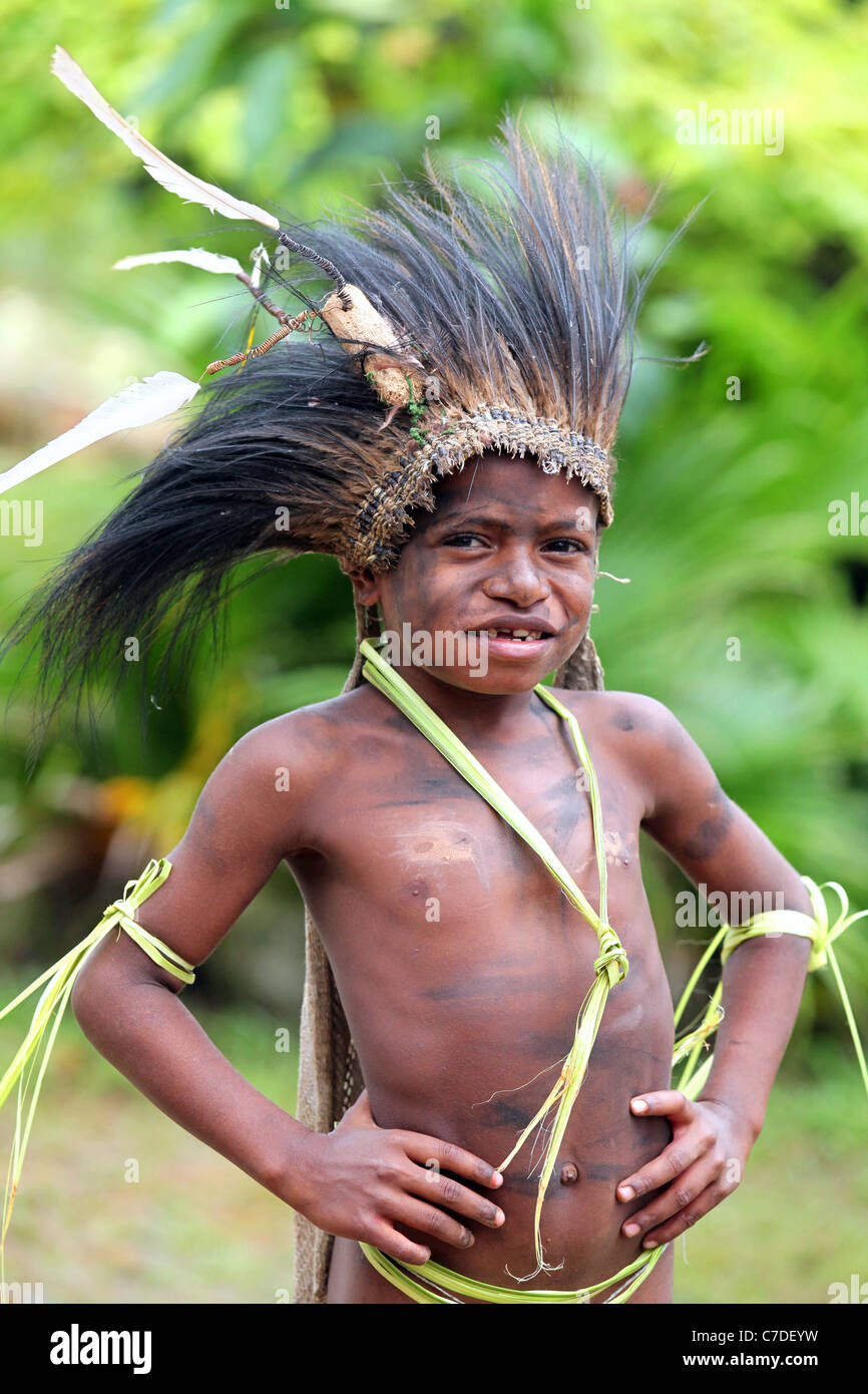 Jeune garçon tribal avec tête robe de plumes, Papouasie Nouvelle Guinée Banque D'Images